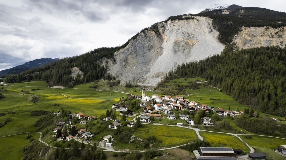 Blick auf das Dorf und den "Brienzer Rutsch", aufgenommen am 9. Mai 2023, in Brienz-Brinzauls. | Bild: picture-alliance/dpa