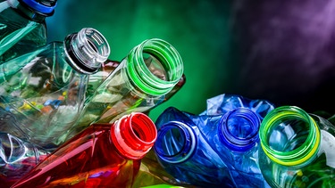Leere, farbige Plastikflaschen. | Bild: picture-alliance/dpa
