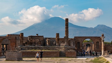 Tempel des Jupiter in Pompeji mit Vesuv im Hintergrund. | Bild: picture alliance / Zoonar | Bruno Coelho