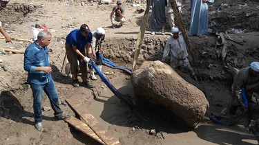 Ausgrabungsarbeiten der Statue von Ramses II. | Bild: Uni Leipzig