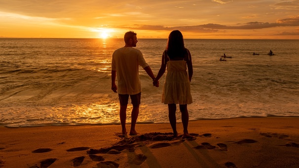 Ein Paar steht am Strand, Phuket, Thailand
| Bild: picture-alliance/dpa