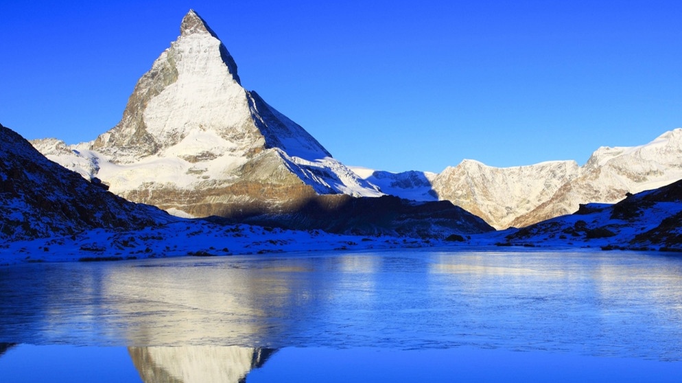 Matterhorn und halb zugefrorener Riffelsee | Bild: picture-alliance/dpa