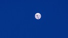 Ein großer Ballon schwebt über dem Atlantischen Ozean vor der Küste von South Carolina.  | Bild: dpa-Bildfunk