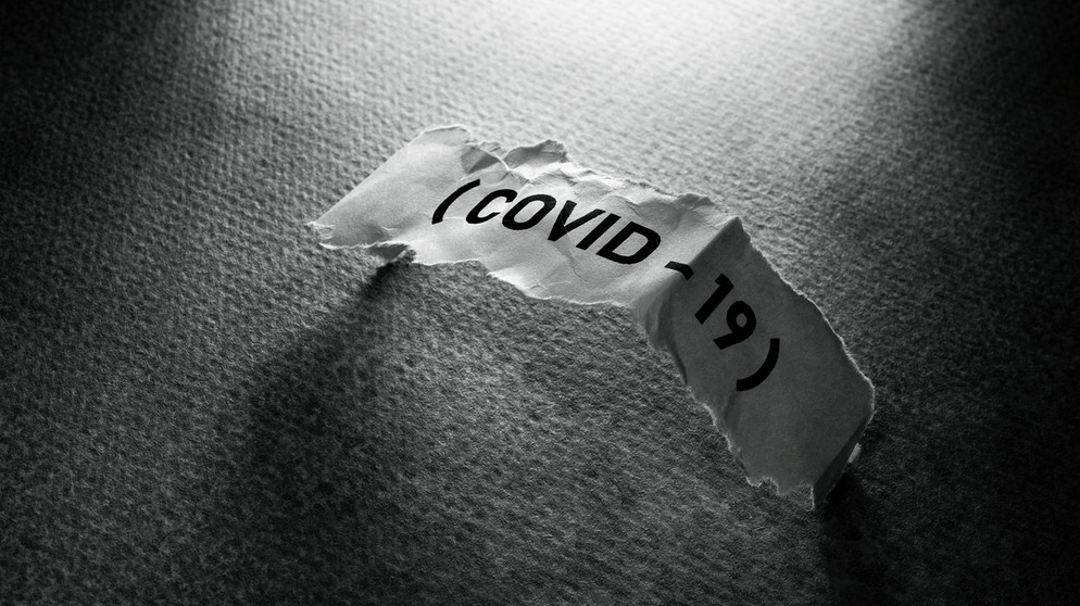 Covid 19 auf Zettel geschrieben | Bild: colourbox.com