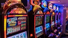 Leuchtende Spielautomaten in einem Casino | Bild: picture-alliance/dpa