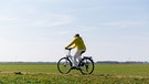 Eine Seniorin macht einen Ausflug mit dem Fahrrad. | Bild: BR/Sylvia Bentele