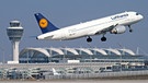 eine Lufthansa-Maschine startet in München | Bild: BR