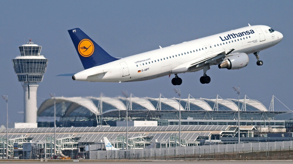 eine Lufthansa-Maschine startet in München | Bild: BR