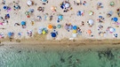 Strand in Griechenland während der Pandemie | Bild: picture-alliance/dpa