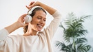 Eine Frau hört mit Kopfhörern Musik und tanzt dazu. | Bild: picture alliance/Westend61/Vasily Pindyurin