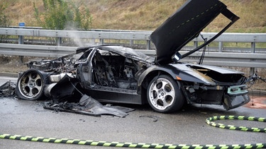 Ein ausgebrannter Lamborghini steht auf der Autobahn A8 | Bild: picture-alliance/dpa