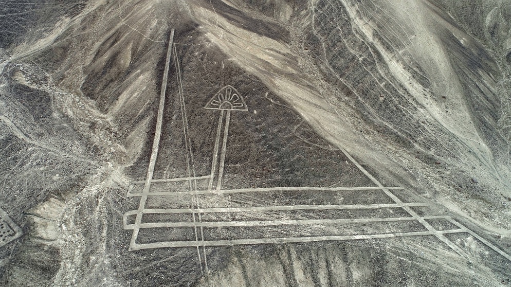 Luftaufnahme von geometrischen Figuren. Die neu entdeckten Geoglyphen befinden sich in der peruanischen Provinz Palpa, die an Nazca grenzt. | Bild: picture-alliance/dpa