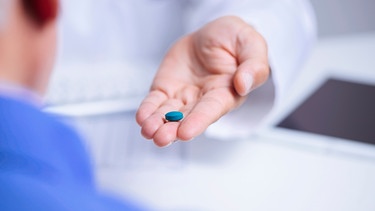 Ein Arzt reicht einem Mann eine Viagra Pille. | Bild: colourbox.com/nito