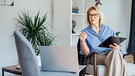 Eine Psychotherapeutin mit Klemmbrett hält vor dem Laptop eine Therapiestunde. | Bild: colourbox.com