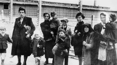 Ankunft ungarischer Juden in Auschwitz, Juni 1944: Gruppe von Frauen und Kindern. | Bild: picture-alliance/ akg-images
