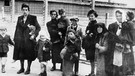 Ankunft ungarischer Juden in Auschwitz, Juni 1944: Gruppe von Frauen und Kindern. | Bild: picture-alliance/ akg-images