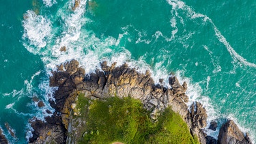 Felsenküste bei Saint Coloumb am Nordatlantik. | Bild: picture-alliance/dpa