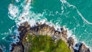 Felsenküste bei Saint Coloumb am Nordatlantik. | Bild: picture-alliance/dpa