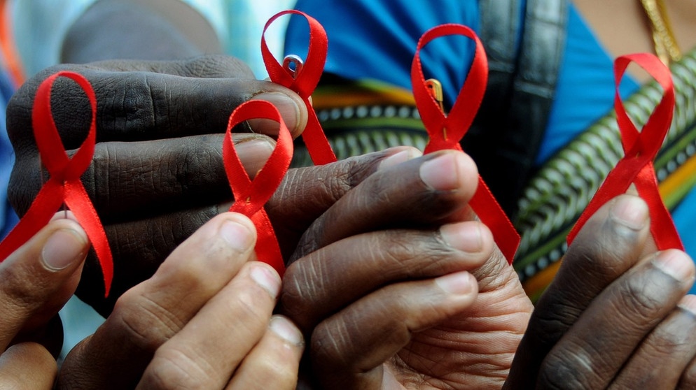 Indische Aktivisten am Welt-Aids-Tag mit roten Schleifen, Bangalore, Indien | Bild: picture-alliance/dpa