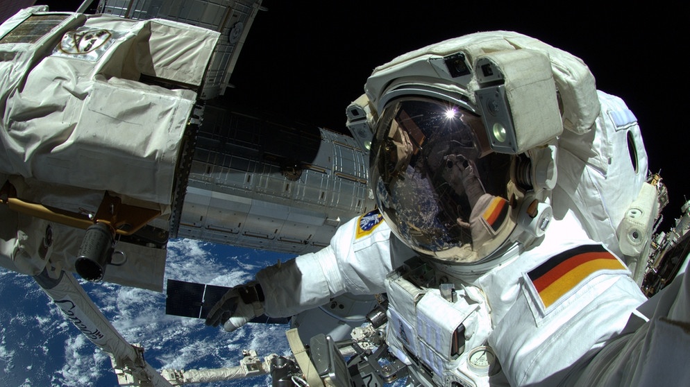 Der deutsche Astronaut Alexander Gerst arbeitet am 07.10.2014 an der Internationalen Raumstation ISS.  | Bild: picture-alliance/dpa