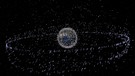 Das computergenerierte Bild der European Space Agency (ESA) zeigt Weltraummüll früherer Weltraummissionen, der neben intakten Satelliten um die Erde kreist. | Bild: picture alliance / dpa | ESA