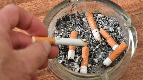 Ein Aschenbecher mit ausgedrückten Zigarettenkippen. | Bild: picture-alliance/dpa