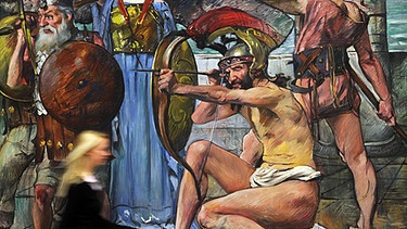 Frau geht an "Odysseus im Kampf mit den Freiern", Gemälde von Lovis Corinth in einer Ausstellung vorbei | Bild: picture-alliance/dpa