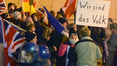 Anhänger der islamkritischen Bewegung Pegida (Patriotische Europäer gegen die Islamisierung des Abendlandes) demonstrieren am 26.01.2015 in Frankfurt (Hessen). | Bild: picture-alliance/dpa