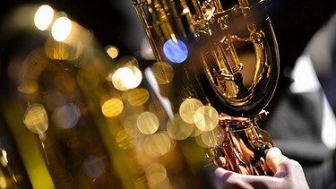 Ein Saxophonspieler: im Bildausschnitt ein Teil der Hand und ein Teil des Instruments | Bild: picture-alliance/dpa