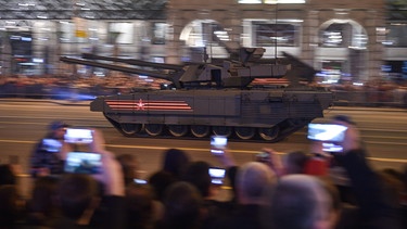 Verschwommener russsischer Panzer | Bild: picture alliance / Russian Look | Aleksey Ivanov/ TV Zvezda
