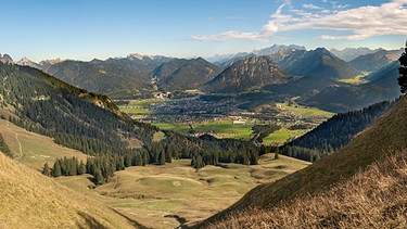 Der Weg über die Berge - Symbolbild (über dem Lechtal)  | Bild: colourbox.com