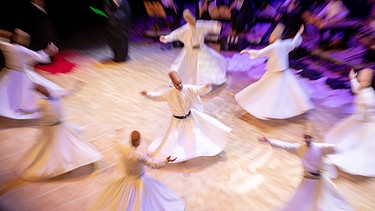 Drehende Derwische. Tanz und Musik der Sufis (Symbolbild) | Bild: picture alliance_ZUMAPRESS.com_Tolga Ildun