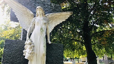 Grabstätte mit Engelskulptur | Bild: BR Elisabeth Möst