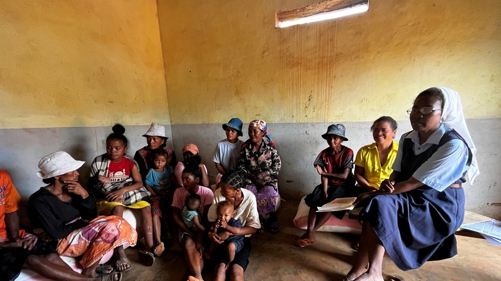 
Frau, Macht, Veränderung. Wie die Kirche in Madagaskar Frauen aus der Armut holen will - Symbolbild (Frauen und Kinder in Madagaskar) | Bild: BR Johannes Reichart