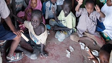 Kinder in der Grundschule im kenianischen Flüchtlingslager Kakuma | Bild: picture alliance_dpa_Bernd von Jutrczenka
