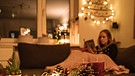 Junge Frau liest in weihnachtlich geschmückten Zimmer | Bild: BR JohannaSchlüter