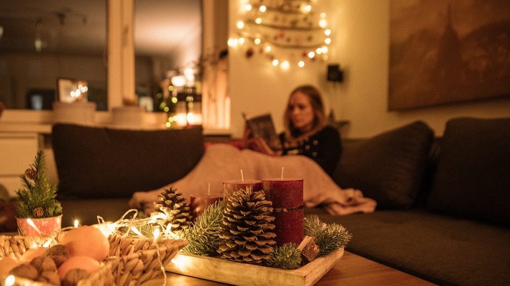Junge Frau liest in weihnachtlich geschmückten Zimmer | Bild: BR JohannaSchlüter