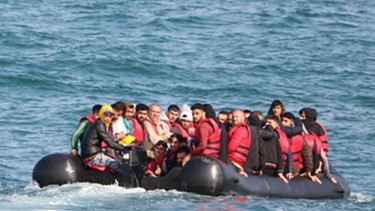 Die jungen Männer und das Meer - Symbolbild (Migranten im Schlauchboot)  | Bild: dpa-Bildfunk