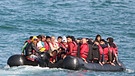 Die jungen Männer und das Meer - Symbolbild (Migranten im Schlauchboot)  | Bild: dpa-Bildfunk