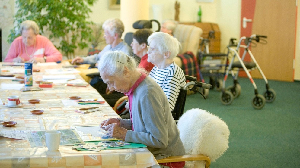 Seniorinnen während einer Puzzle- und Malstunde im Alten- und Servicezentrum  | Bild: picture alliance_Ulrich Baumgarten