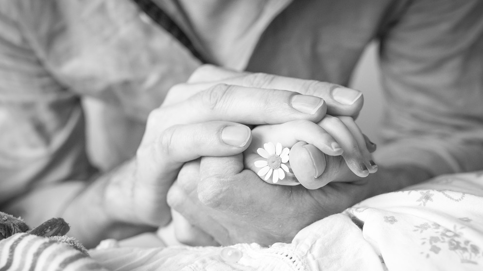 Mutter hält die Hand von Sternenkind Marlene  | Bild: Dein Sternenkind Stiftung