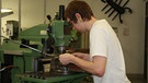 Alex Hartl erlernt den Beruf des Metallfeinbearbeiters. | Bild: BR/ Diana Steinbauer