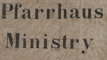 Pfarrhausschild aus der Nachkriegszeit, um 1945– 1948, Stuttgart; | Bild: Landeskirchliches Archiv Stuttgart