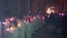 Prozession: Lichterzug am Ende des Mini-Lichtmess durch die Kirche St. Benno | Bild: BR/ Elisabeth Tyroller