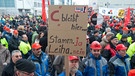 Arbeiter demonstrieren gegen befristete Jobs und Leiharbeit. | Bild: picture-alliance/dpa