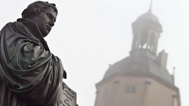 Lutherstatue vor der Schlosskirche zu Wittenberg | Bild: picture-alliance/dpa
