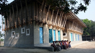 Schule aus Lehm und Bambus in Rudrapur in Bangladesch | Bild: picture-alliance/ dpa / DB Aga Khan / Development Network