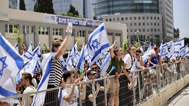 Israelis continue their protest against govt's judicial reform bill in Tel Aviv
| Bild: picture alliance / AA / Mostafa Alkharouf
