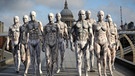20 menschenähnliche Roboter machen auf der MilleniumBridge in London auf die neue Serie "Westworld" aufmerksam  | Bild: picture-alliance/dpa