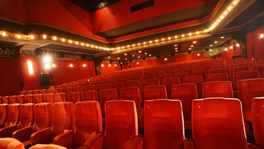 Kinosaal im Passage-Kino in der Innenstadt von Hamburg  | Bild: picture-alliance/dpa